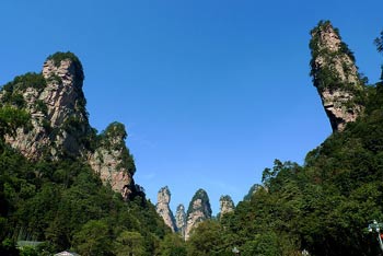 張家界國(guó)家森林公園、黃龍洞、天門山、鳳凰古城純玩五日游